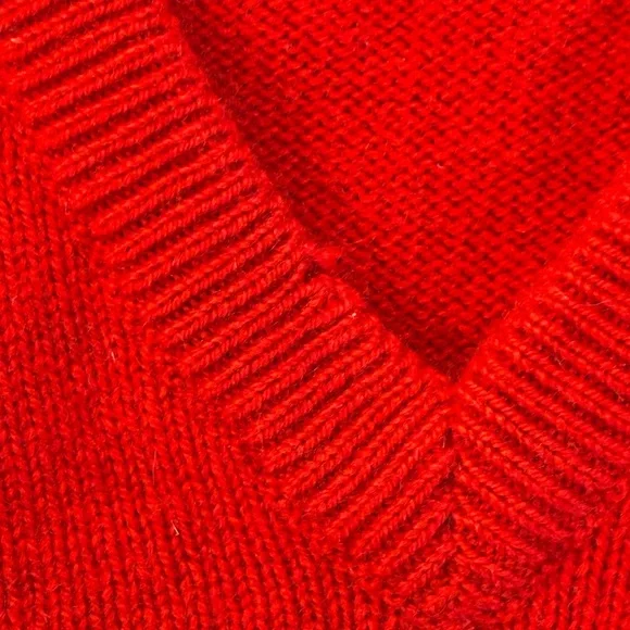 Vintage 1980s McGeorge of Dumfries 100% Cashmere Intarsia Sweater V Neck Size 46